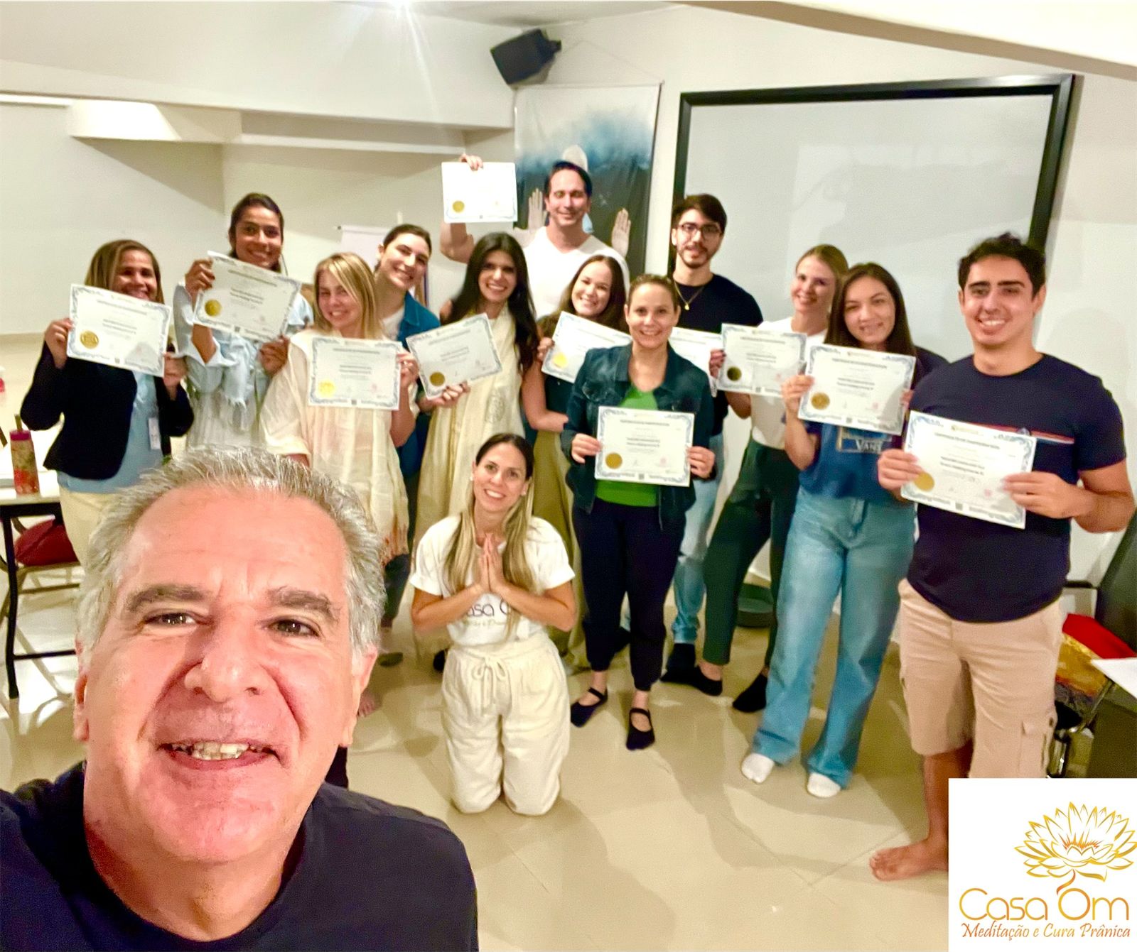 Selfie da turma com certificados