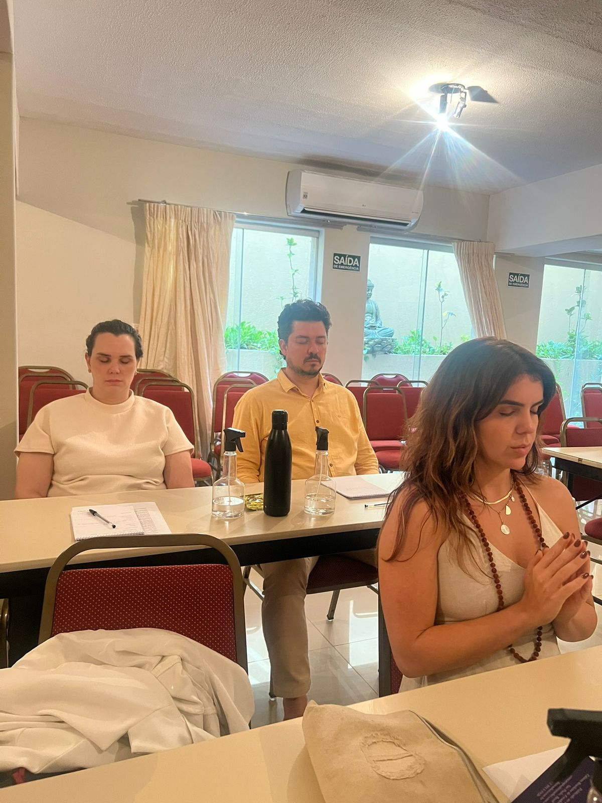 Prática meditativa em grupo