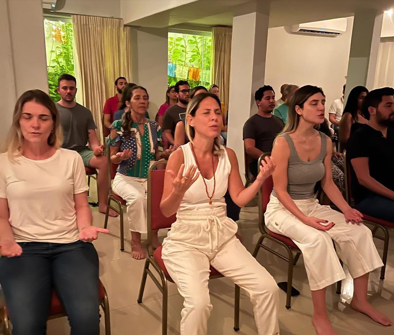 Meditação em grupo com mantras