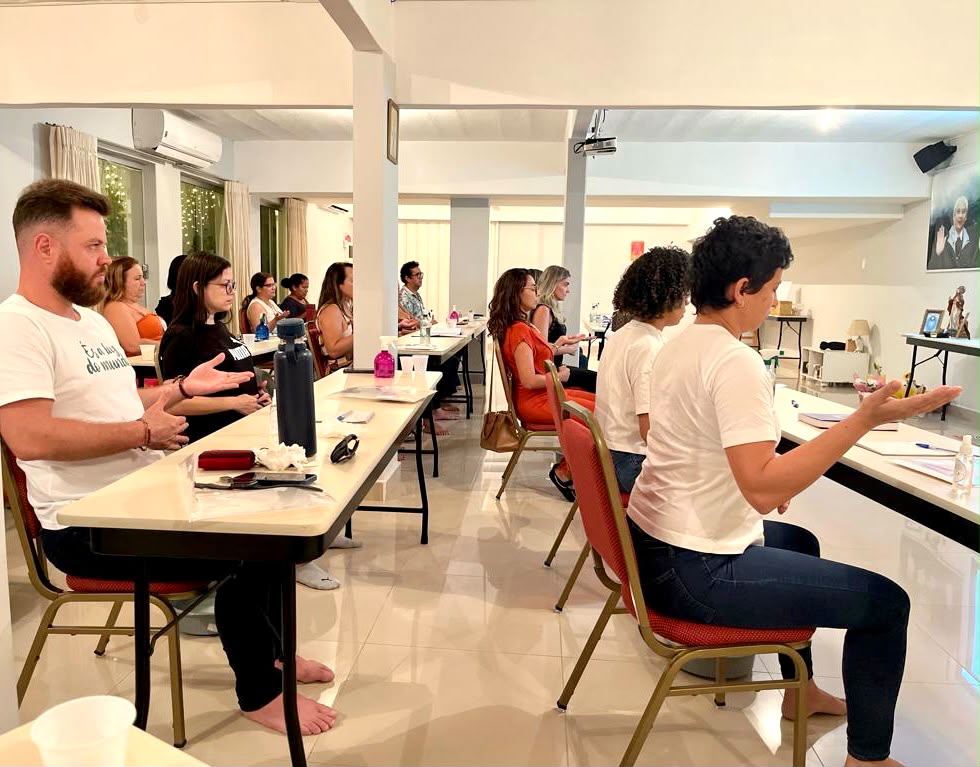 Alunos aplicando varredura energética