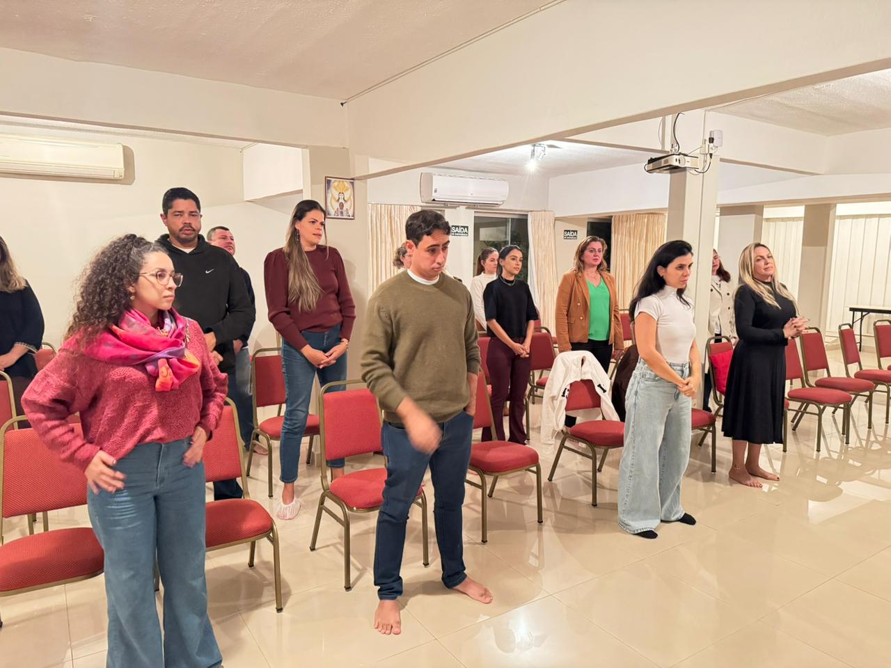 Grupo em pé durante a prática