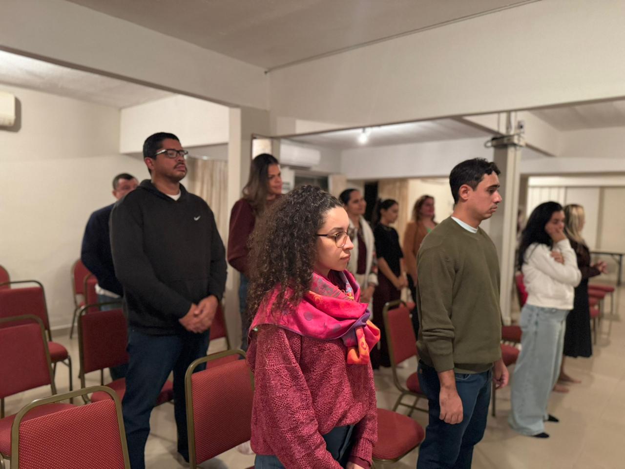 Participantes em silêncio durante a meditação