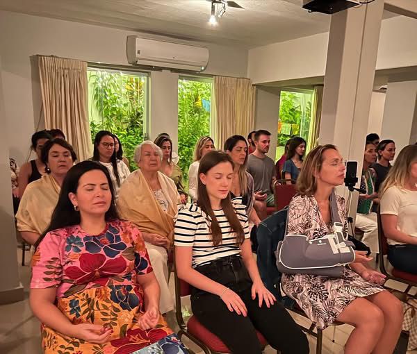 Grupo em meditação na Casa Om