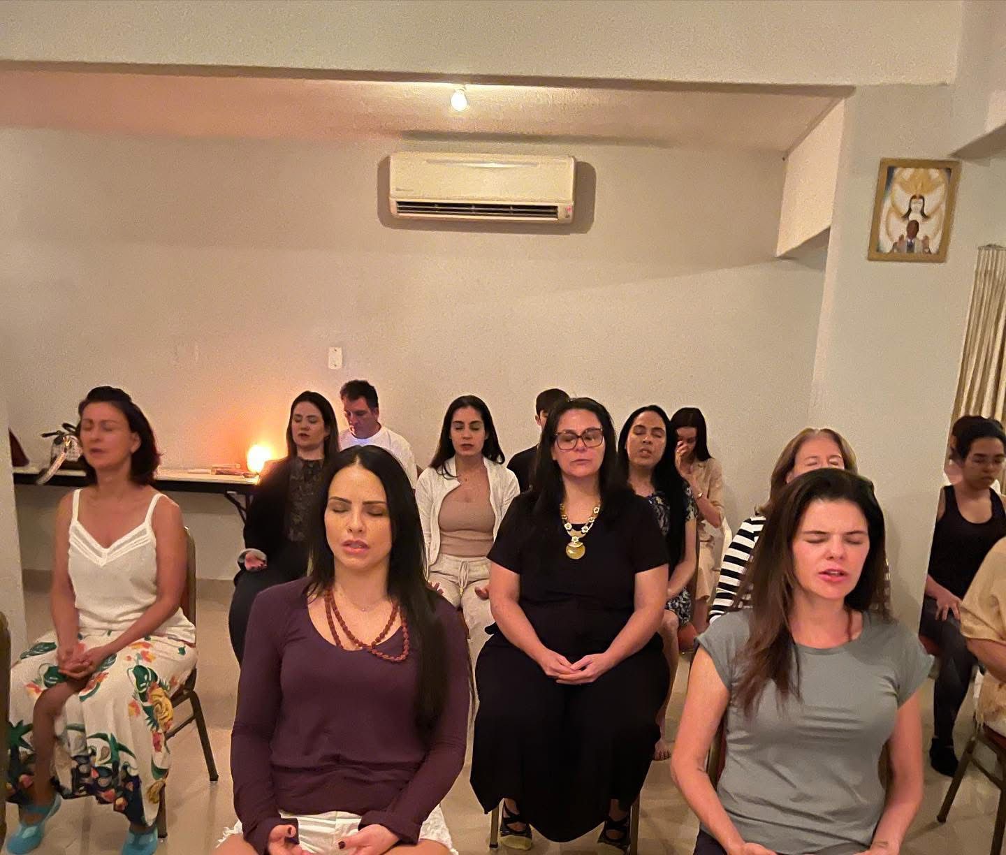 Participantes meditando